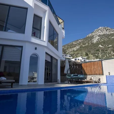 Stunning 4-bedroom In Ka With Private Pool And Breathtaking Ocean Views *